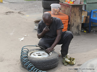 Réparateur de pneus « Quado » le 14/05/2012 le long d’une des avenues de Kinshasa. Radio Okapi/ Ph. John Bompengo