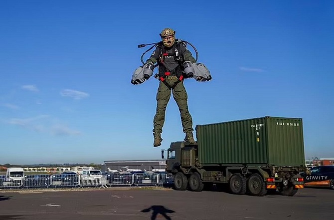 Die Zukunft ist gekommen: Ein Fliegeranzug für den Mann ist geschaffen!  2