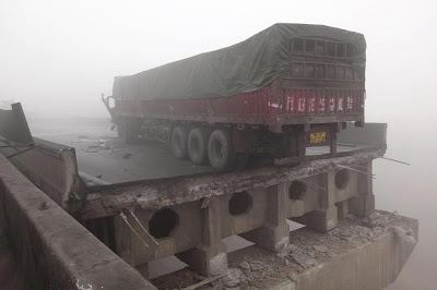 中国の高速道路で爆竹積載トラックが爆発！橋崩落で多数の死者