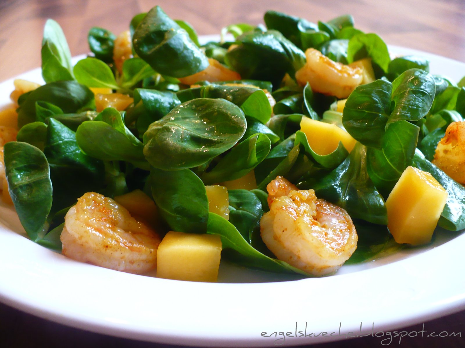 Essen aus Engelchens Küche: Feldsalat mit Curry-Garnelen und Mango