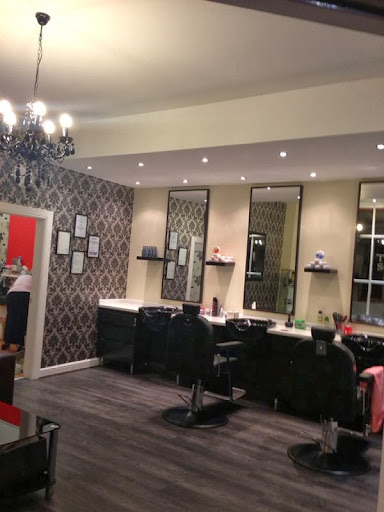 OZZIE'S BARBER SHOP