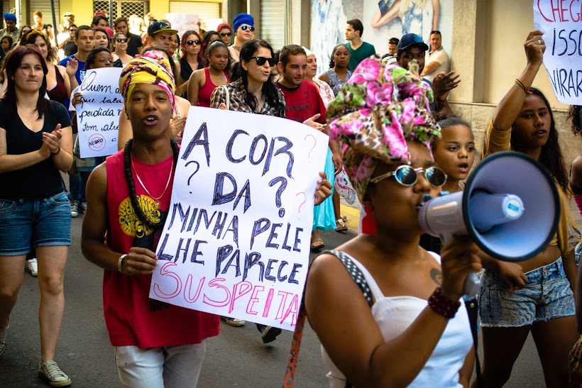 Marcha contra o Genocídio da Juventude e do Povo Negro, em Santa Maria, questionou o racismo institucionalizado nas polícias brasileiras. Foto: Tiago Miotto