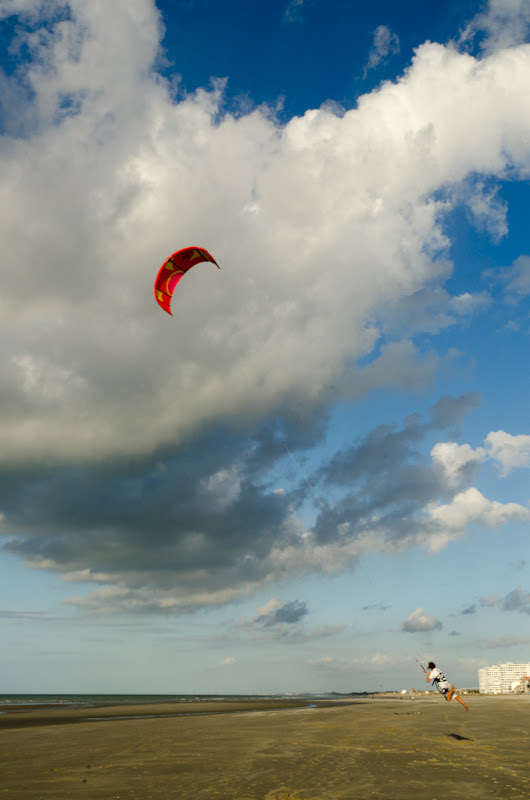Aile rouge et nuage à la plage de Malo-les-Bains... 20110914_05_Malo_plage_aile_DSC5131
