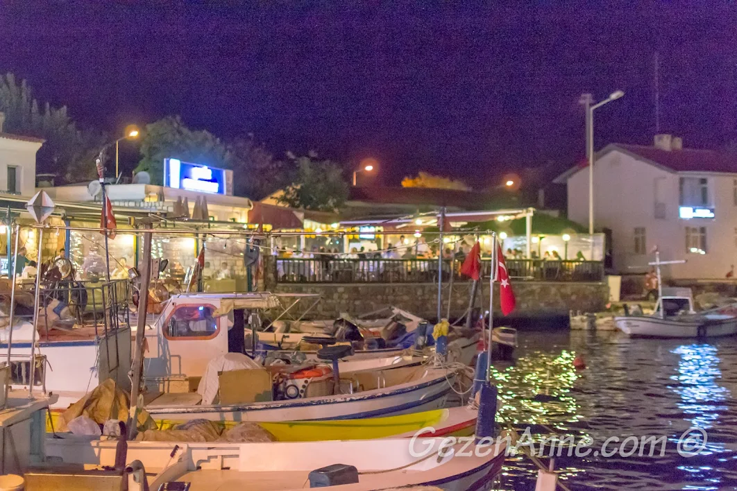 Bozcaada, Koreli Restoran'ın yanı başındaki tekneler