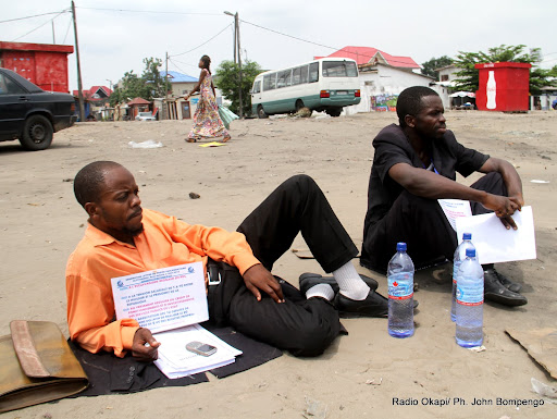 De gauche à droite: Gauthier Madika Matungulu et Mukandila Ngalula, membres d’une ONG de défense de droits de l’homme observant la grève de faim du 30/12/2012 au 1/12/2013 à Kinshasa devant l’archevêché contre l’esclavagisme régnant en RDC. Radio Okapi/Ph. John Bompengo