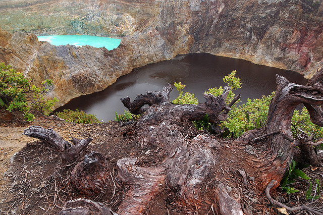 البحيرات العجيبة الملونة Kelimutu%2520Indonesia%2520volcanic%2520Lakes%2520three%2520colours%252017