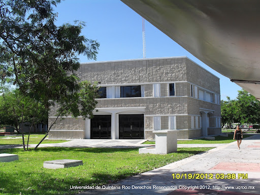 Universidad de Quintana Roo, Boulevard Bahía s/n esq. Ignacio Comonfort, Del Bosque, 77019 Chetumal, Q.R., México, Escuela pública | QROO