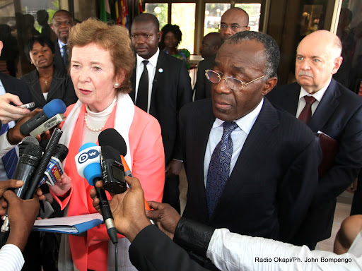 A gauche; Mary Robinson, l’envoyée spéciale de l’Onu pour la région des Grands Lacs le 28/04/2013 à Kinshasa, lors d’un point de presse au ministère des Affaires Etrangères. Radio Okapi/Ph. John Bompengo