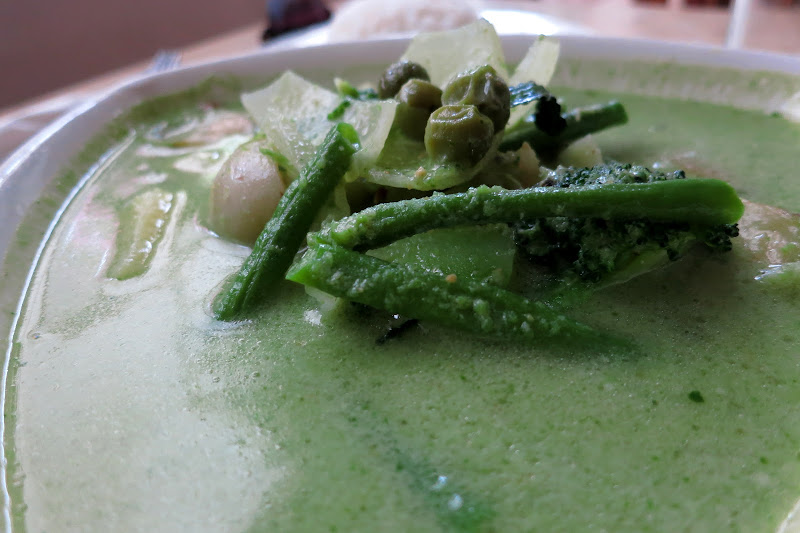 Green curry with prawns