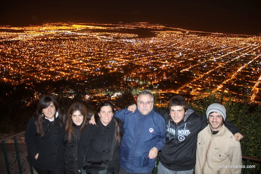 Vista nocturna del Cerro San Bernardo