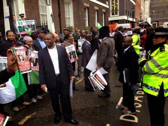 Pictures of Nigerians Protesting in Front Of Chatham House In London 5
