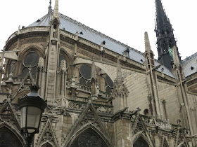 Arc-boutant du chevet de Notre-Dame de Paris vu depuis la rue du cloître Notre-Dame