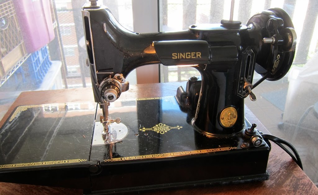 Original SINGER 221 222K FEATHERWEIGHT Sewing Machine Bobbin Lot Vintage 222 301 