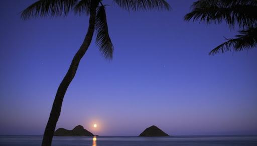 Moonrise Over Mokulua Islands, Lanikai, Oahu, Hawaii.jpg