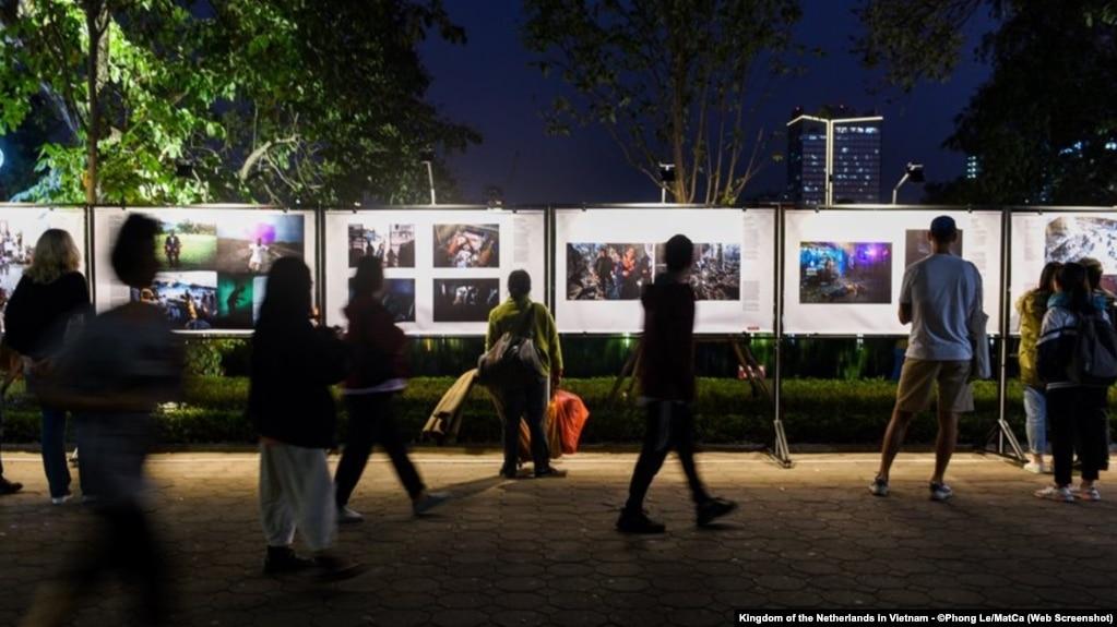 Người dân Hà Nội xem những tấm ảnh đoạt giải được trưng bày trên phố đi bộ quanh hồ Hoàn Kiếm tại triển lãm ảnh báo chí thế giới 2021. Triển lãm năm nay bị chính quyền hủy bỏ ngay trước giờ khai mạc hôm 9/12.