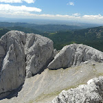 A gauche le Pollego Inferior domine le grand pierrier de la tartera de Pedraforca. Tout � droite le col Enforcadura