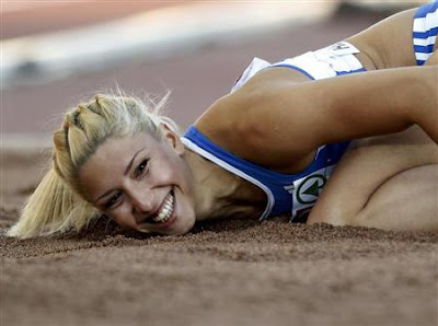 ギリシャの美人ブロンド選手、アフリカ移民からかうツイートでオリンピック追放