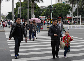people crossing an intersection with a timer in Zhuhai