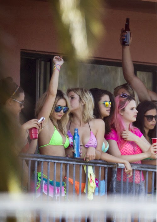 Another Round Of Selena Gomez, Vanessa Hudgens & Ashley Benson In Bikini's On The Set Of Their Movie 01