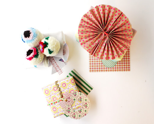 Then carefully pull out the edges of the bow so it forms a full circle shape. You can also fasten the circle together with mt masking tape. Then carefully pull out the edges of the bow so it forms a full circle shape. You can also fasten the circle together with mt masking tape.