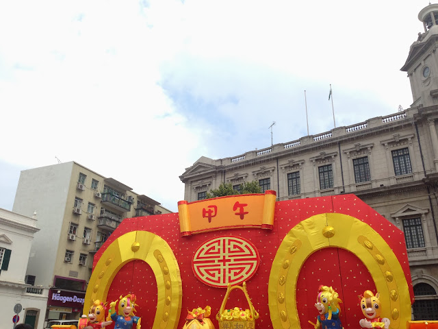 圖片下方都是人,直接取景的時候裁掉了... 甲午
