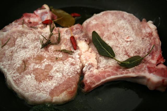Рецепт свиные отбивные с оливками (nodini di maiale alle olive), пошагово, с фото