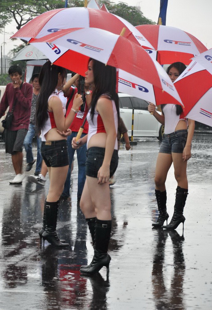 naked-asian-girl-with-umbrella