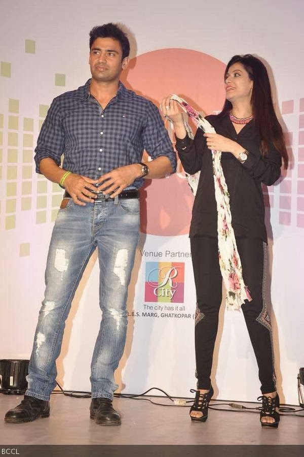 Sangram Singh and Payal Rohatgi at the Femina Festive Showcase 2014, held at Ghatkopar, in Mumbai, on February 08, 2014. (Pic: Viral Bhayani)