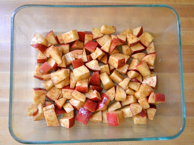seasoned apples in baking dish 
