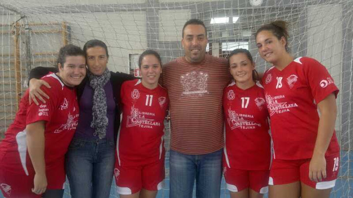 Alicia Díaz y Manuel Alba con sus ex-jugadoras