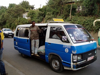 エチオピア旅行記|アジスのミニバス、車掌は身を乗り出して行き先を叫ぶ