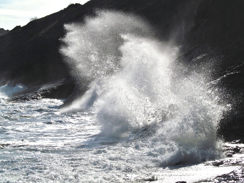 Звук удара по воде. Бушующий океан. Волны и скалы. Волны разбиваются о скалы. Бушующее море шторм.