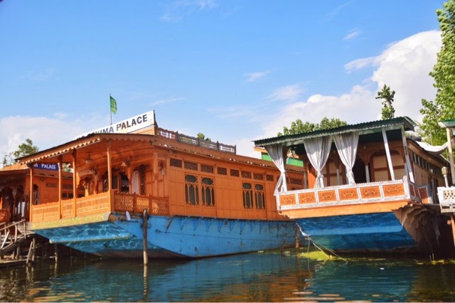 srinagar houseboat kashmir dal lake india