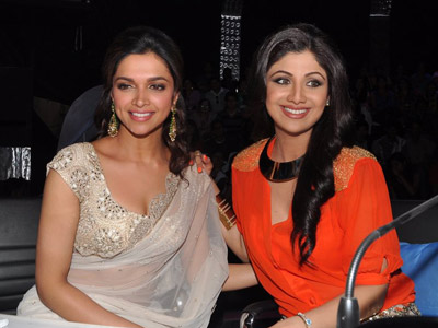 Bollywood actors Deepika Padukone and Shilpa Shetty strike a pose on the sets of 'Nach Baliye 5' in Mumbai. (Pic: Viral Bhayani)