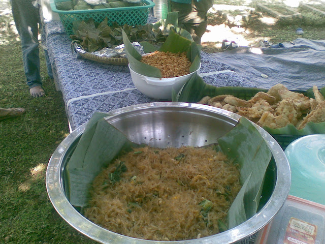 Menu nya lengkap, ada bakwan jamur tiram juga buatan Bu Desi