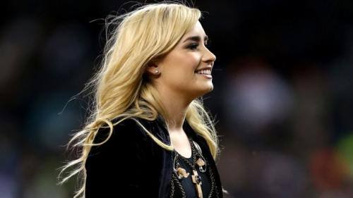 Demi Lovato sang the National Anthem at the World Series during Game 4.  She had a great response from fans because she nailed the performance.