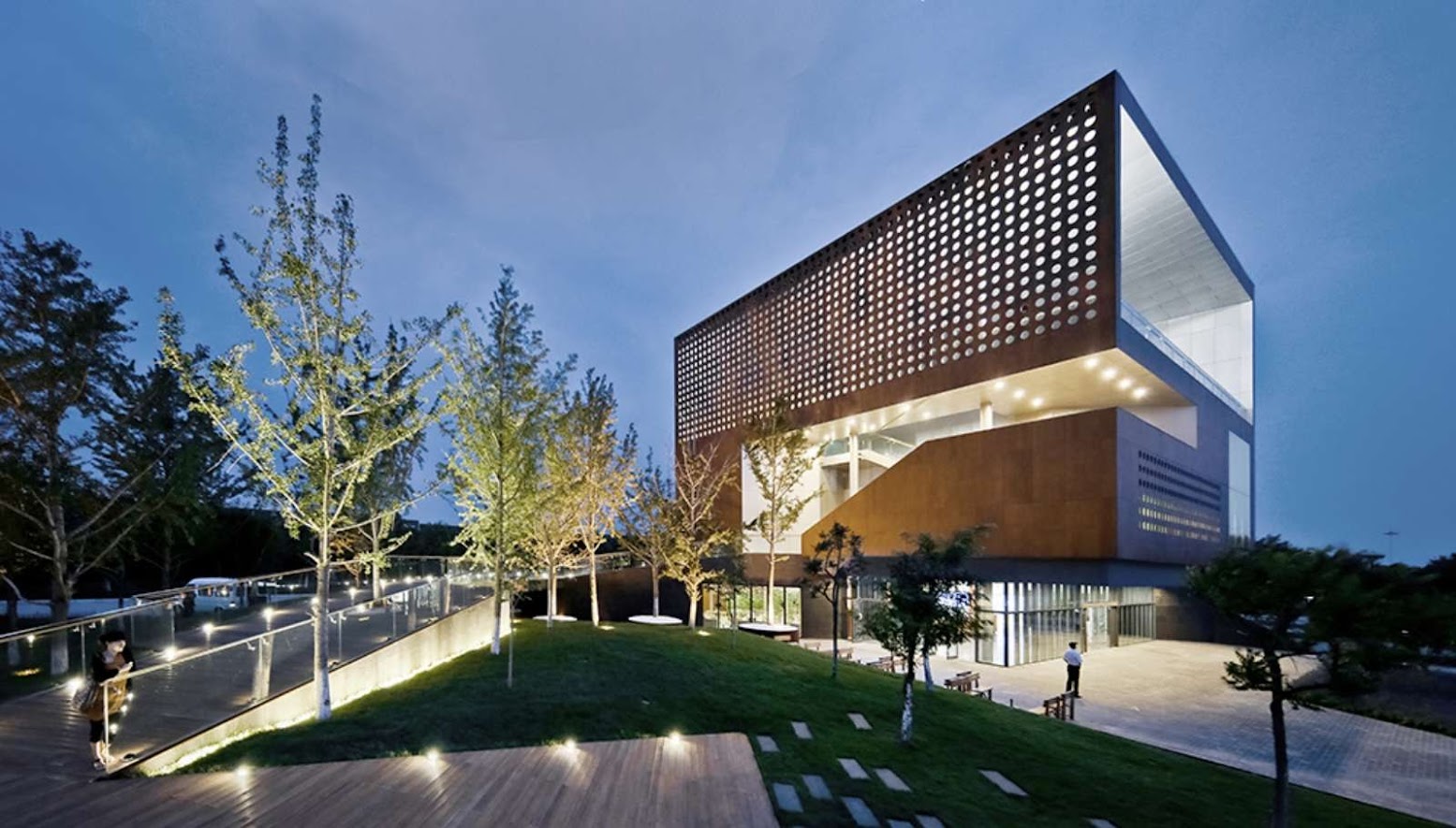 Yingkou, Liaoning, Cina: Bayuquan Vanke Brand Center by Vector Architects