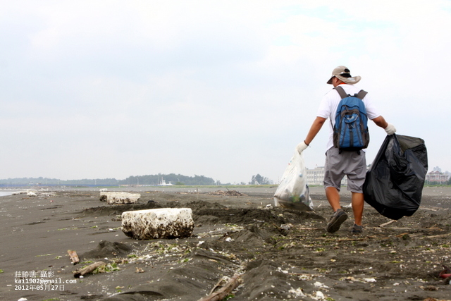 2012年05月27日下午，海廢志工前往台南市龍崗國小西側海岸沙灘進行海灘廢棄物監測。海廢志工先在沙灘上撿拾垃圾一小時，接著再花一小時紀錄並登記各式垃圾的數量。希望透過調查廢棄物數量的數據，要求政府要求我們自己從源頭解決環境汙染問題！歡迎您加入環境志工的行列，讓我們一起為留給我們自己與後代子孫健康安全的生活環境努力！ 