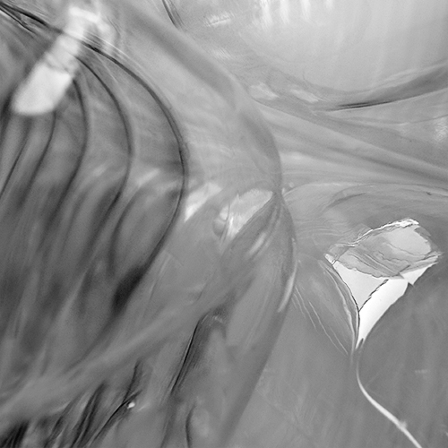 photo of plastic bottle, black and white, plastic, fotografia de garrafão de plástico, ruimnm, garrafão, plástico, preto e branco