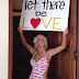 Christina Aguilera Promove o Amor no Clipe de "Let There Be Love"!