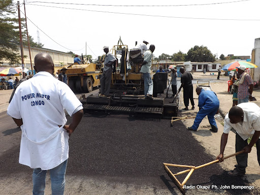 Travaux de réhabilitation des avenues dans la commune de Bandalungwa. Radio Okapi/ Ph. John Bompengo
