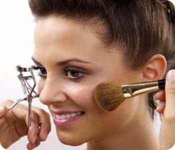 Evitar el maquillaje en exceso en la primera cita Evitar el maquillaje en exceso en la primera cita