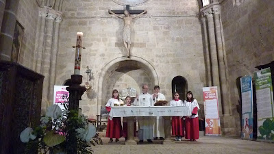 Un momento de la celebración concelebrada de la eucaristía del domingo 6 de mayo. Nótense los carteles de la exposición