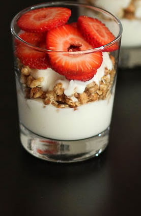 Postre de yogur, fresas y cereales en Grosellas y fresones con frutas, yogur, cereales y miel