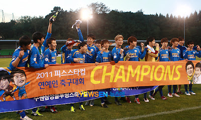 Equipo de fútbol FC Men gana el '2011 Paz Star Cup ' 37