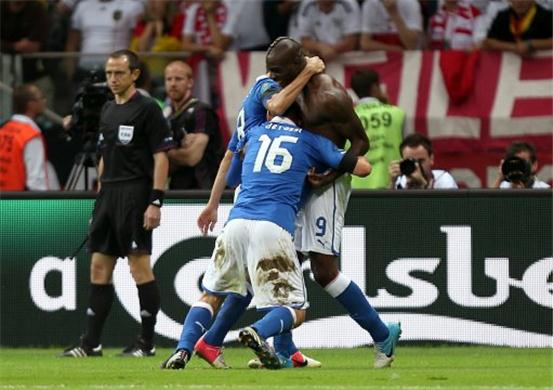 https://lh6.googleusercontent.com/-oVGuYzY2vo0/T-1vRm9ygcI/AAAAAAAAJDo/LNu5eSdHBUA/s553/Euro-2012-Match-Report-Germany-vs-Italy-166593.jpg