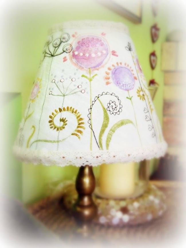 Kreatív lámpafelújítás: festett, varrajzolt lámpaernyő | Szépítők Magazin