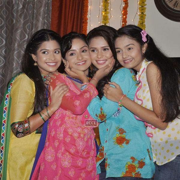 Cast and crew of new TV serial Shastri Sisters snapped during the launch of the show. (Pic: Viral Bhayani)