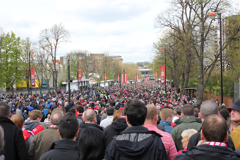 Wembley - crowds to the tube