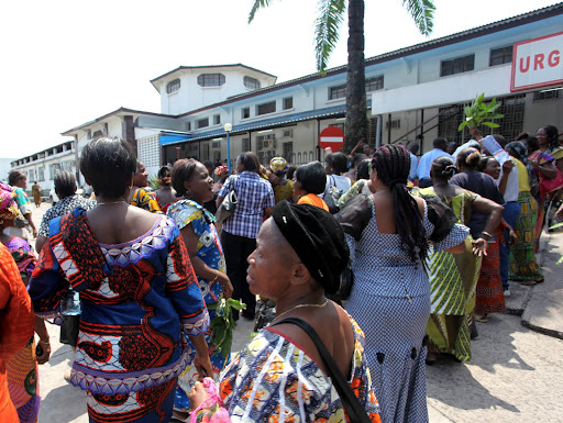 Revendication salariale du personnel soignant et les agents administratifs de la Clinique Ngaliema le 29/04/2013 à Kinshasa. Radio Okapi/Ph. John Bompengo